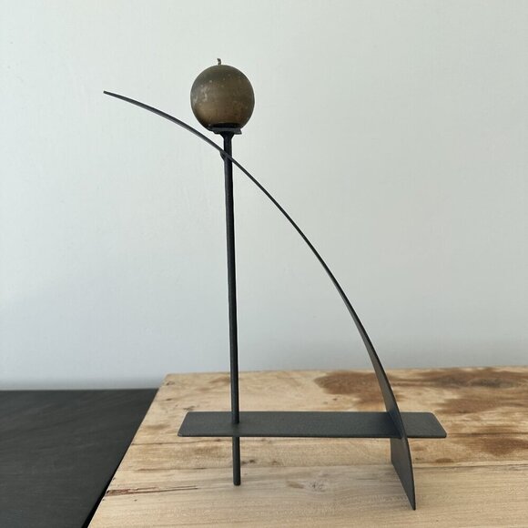 Structural candle holder with round candle - Picture 1 of 11